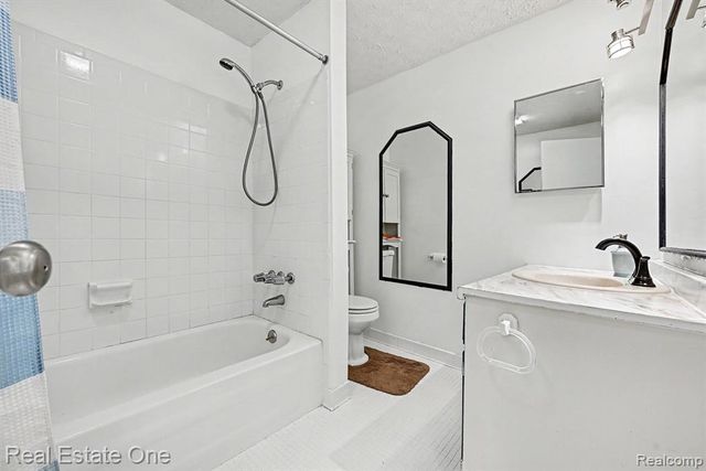 899 Rachelle Street, White Lake, MI 48386