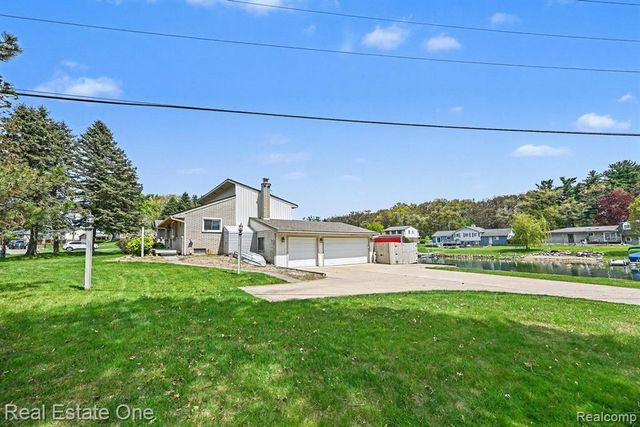 899 Rachelle Street, White Lake, MI 48386