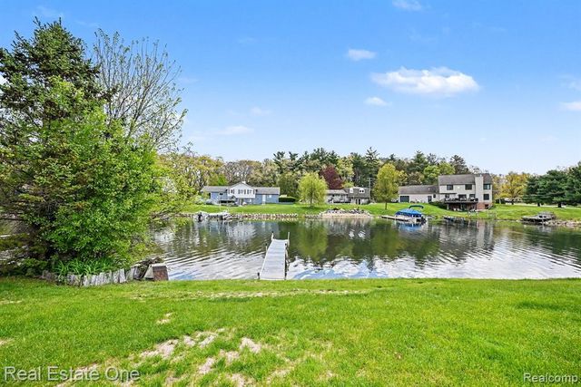 899 Rachelle Street, White Lake, MI 48386