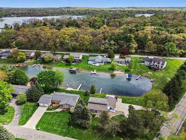 899 Rachelle Street, White Lake, MI 48386