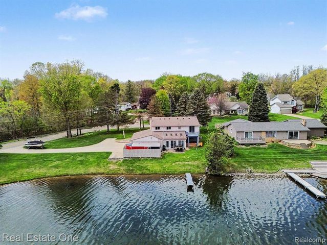 899 Rachelle Street, White Lake, MI 48386
