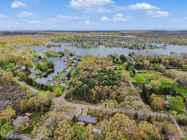 899 Rachelle Street, White Lake, MI 48386