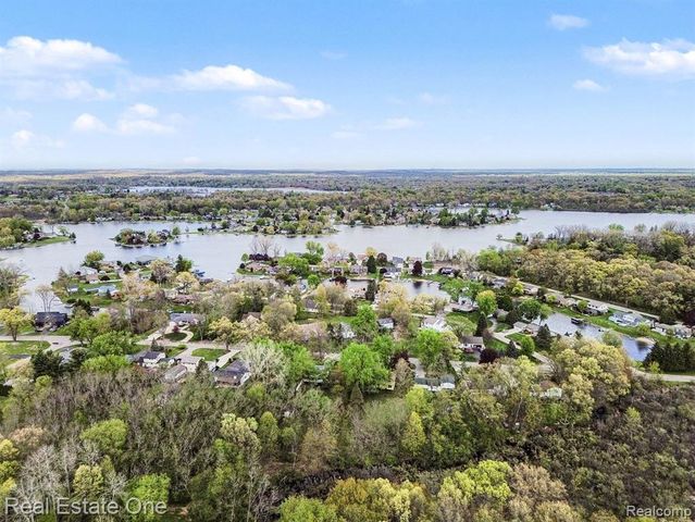 899 Rachelle Street, White Lake, MI 48386