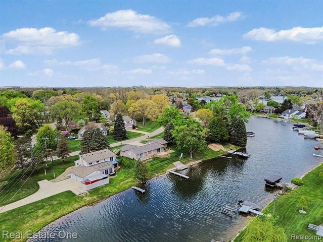 899 Rachelle Street, White Lake, MI 48386