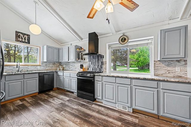 899 Rachelle Street, White Lake, MI 48386