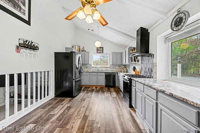 899 Rachelle Street, White Lake, MI 48386