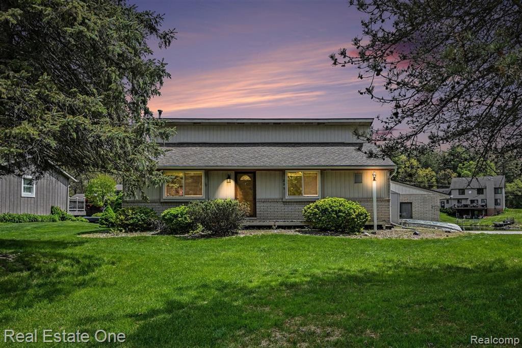 899 Rachelle Street, White Lake, MI 48386