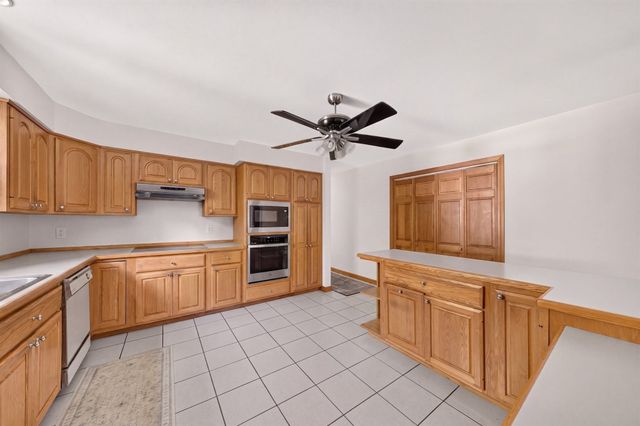 32 Slades Farm Ln, Dartmouth, MA 02748