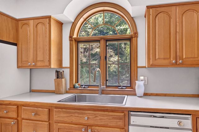 32 Slades Farm Ln, Dartmouth, MA 02748