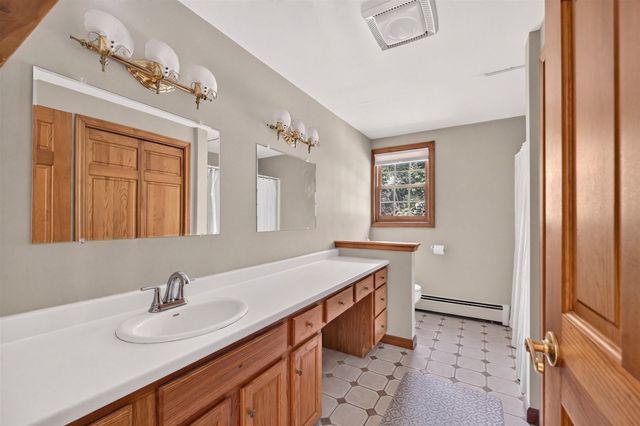 32 Slades Farm Ln, Dartmouth, MA 02748