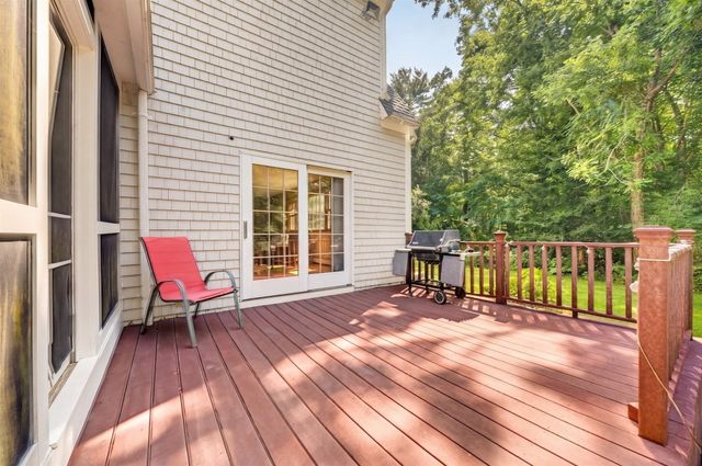 32 Slades Farm Ln, Dartmouth, MA 02748