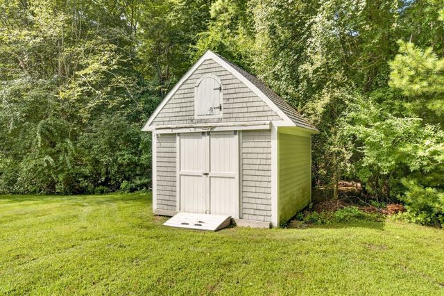 32 Slades Farm Ln, Dartmouth, MA 02748