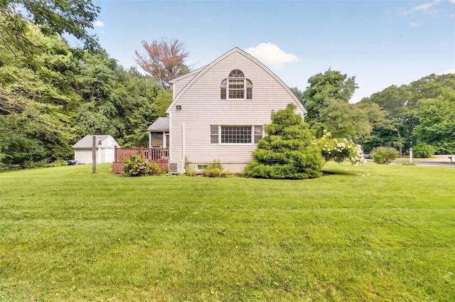 32 Slades Farm Ln, Dartmouth, MA 02748