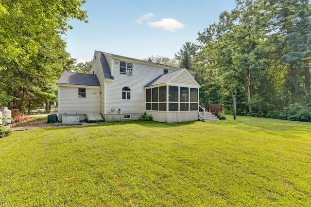 32 Slades Farm Ln, Dartmouth, MA 02748