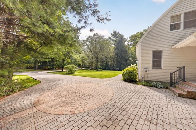 32 Slades Farm Ln, Dartmouth, MA 02748