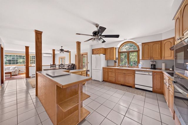 32 Slades Farm Ln, Dartmouth, MA 02748