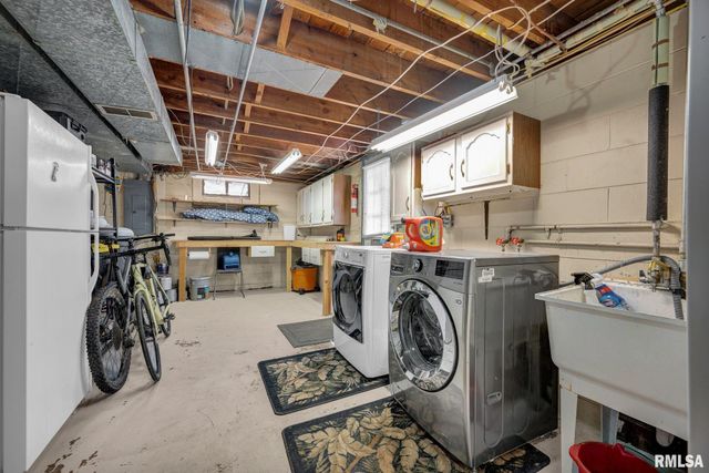 1806 W GLEN Avenue, Peoria, IL 61614