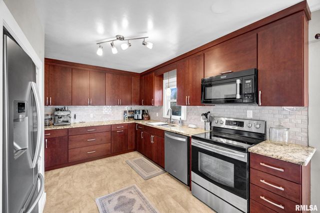 1806 W GLEN Avenue, Peoria, IL 61614