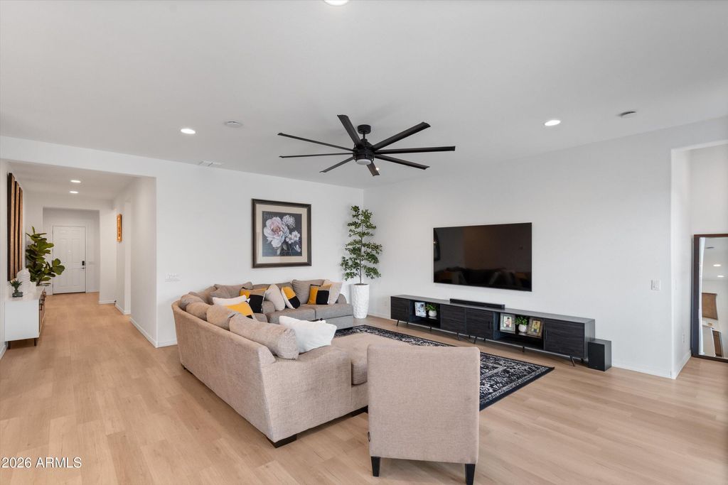 Image 14 of property listing at 12393 W Trumbull Road, Avondale, AZ 85323