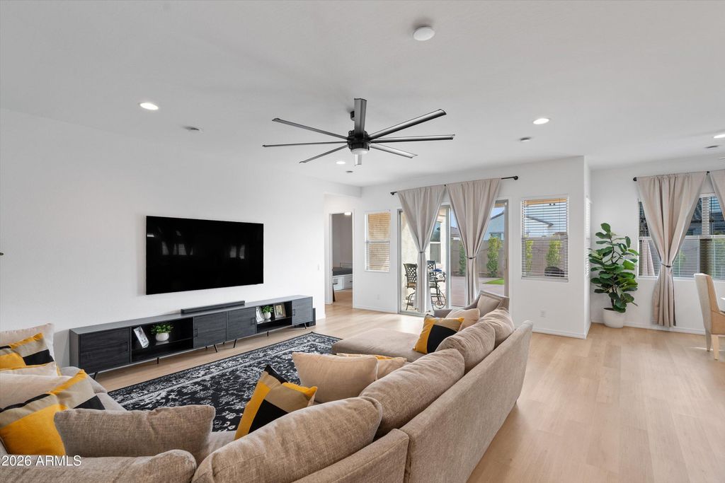 Image 15 of property listing at 12393 W Trumbull Road, Avondale, AZ 85323