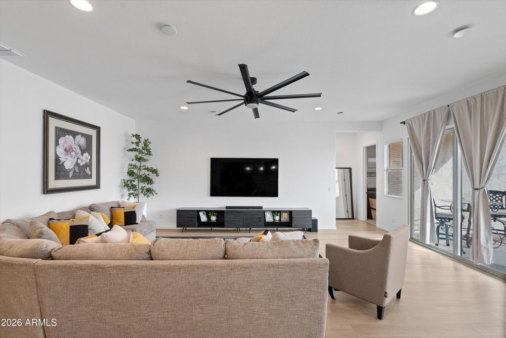 Image 16 of property listing at 12393 W Trumbull Road, Avondale, AZ 85323