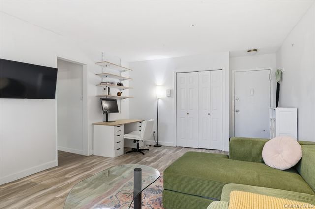 324 Post Avenue 12L, Westbury, NY 11590