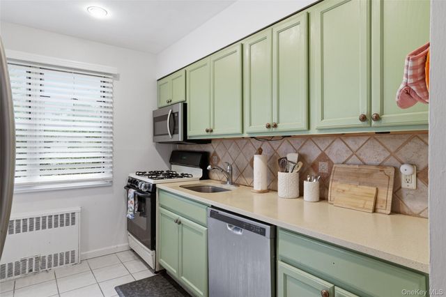 324 Post Avenue 12L, Westbury, NY 11590