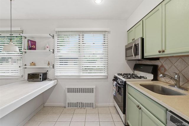 324 Post Avenue 12L, Westbury, NY 11590
