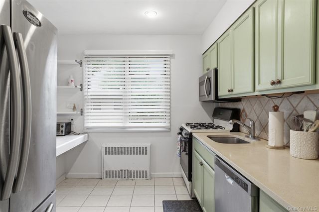 324 Post Avenue 12L, Westbury, NY 11590