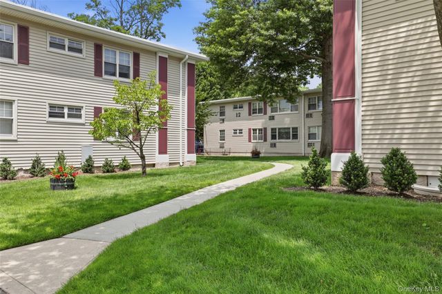 324 Post Avenue 12L, Westbury, NY 11590