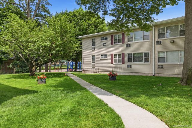 324 Post Avenue 12L, Westbury, NY 11590