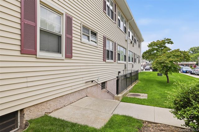 324 Post Avenue 12L, Westbury, NY 11590