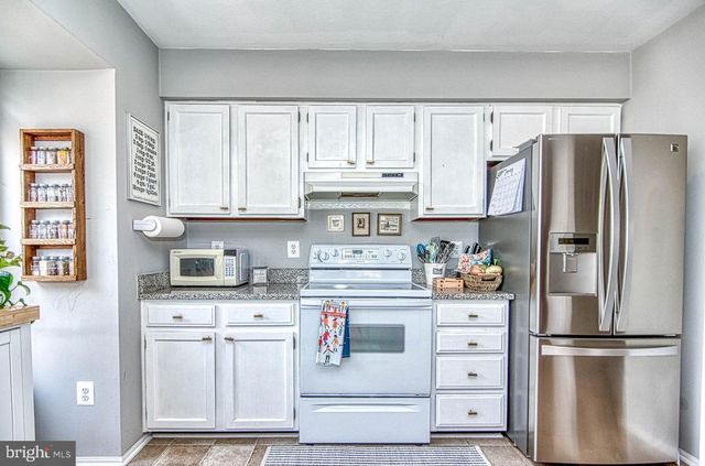 16 GLENGYLE LN, Sterling, VA 20165