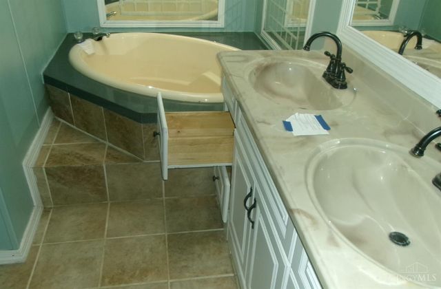 104 Country Way Lane, Franklin Twp, OH 45106