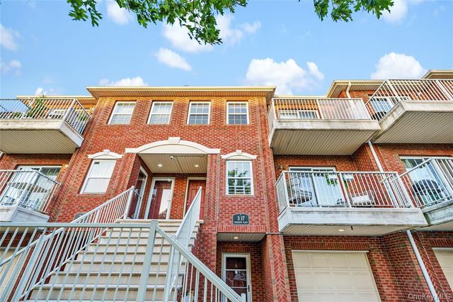 3-17 Endeavor Place C, College Point, NY 11356