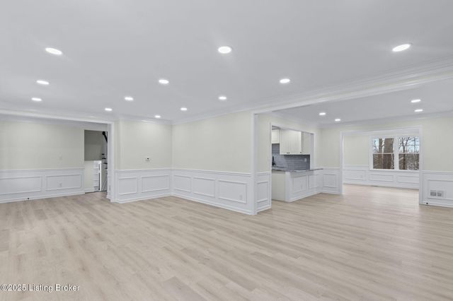 9008 Lakeridge Dr, Louisville, KY 40272