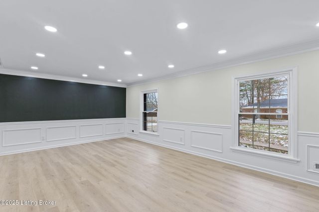 9008 Lakeridge Dr, Louisville, KY 40272