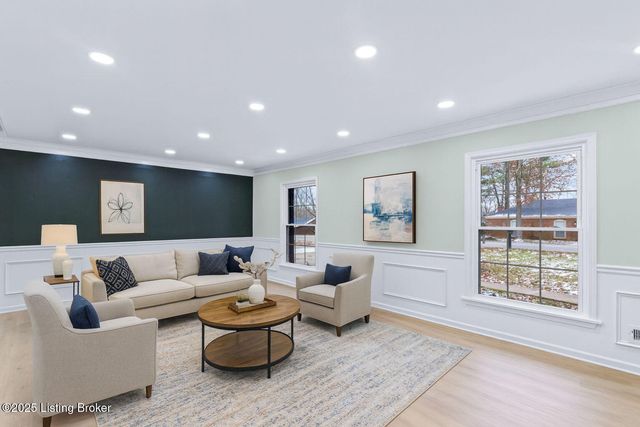 9008 Lakeridge Dr, Louisville, KY 40272