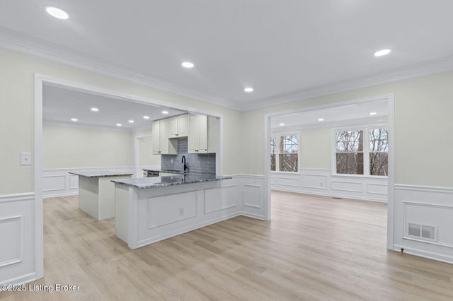 9008 Lakeridge Dr, Louisville, KY 40272