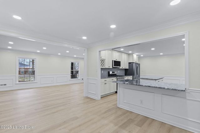 9008 Lakeridge Dr, Louisville, KY 40272