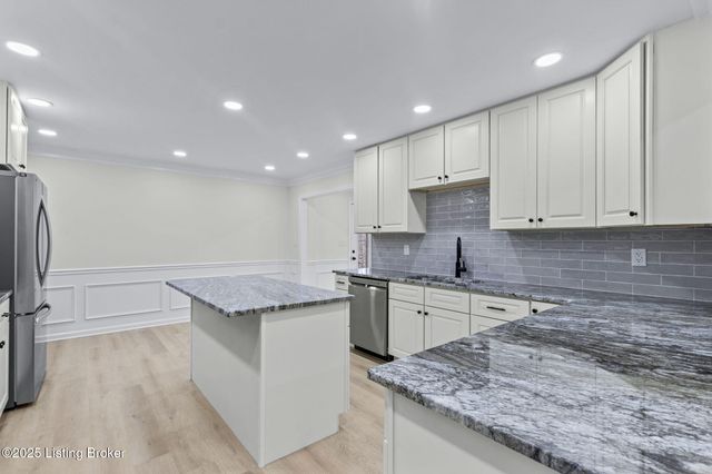 9008 Lakeridge Dr, Louisville, KY 40272