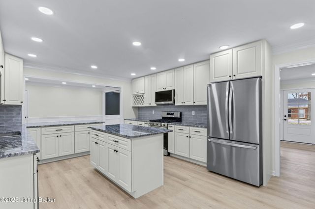 9008 Lakeridge Dr, Louisville, KY 40272