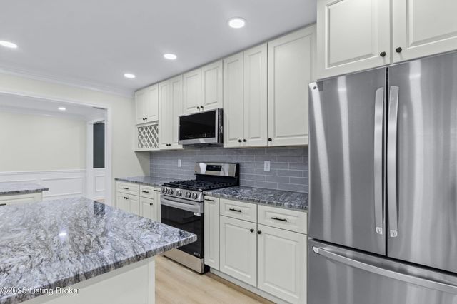 9008 Lakeridge Dr, Louisville, KY 40272