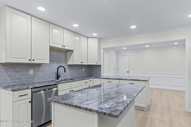 9008 Lakeridge Dr, Louisville, KY 40272