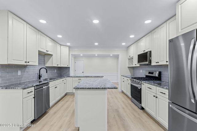 9008 Lakeridge Dr, Louisville, KY 40272