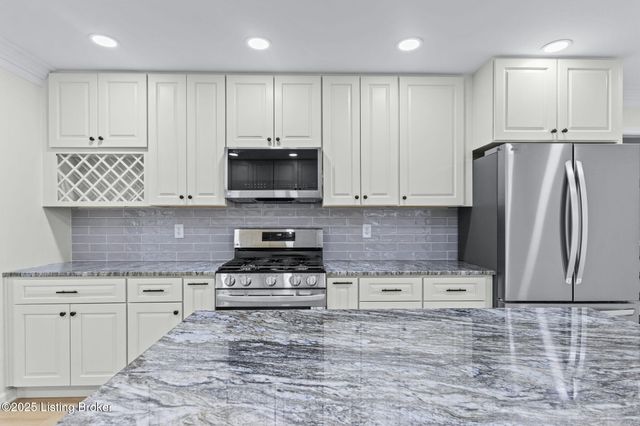 9008 Lakeridge Dr, Louisville, KY 40272