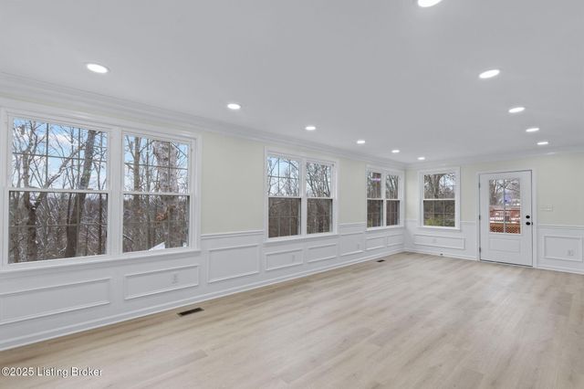 9008 Lakeridge Dr, Louisville, KY 40272