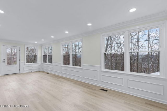 9008 Lakeridge Dr, Louisville, KY 40272