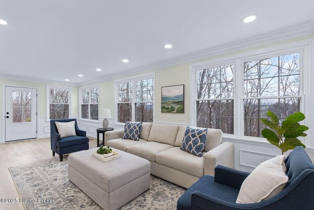 9008 Lakeridge Dr, Louisville, KY 40272