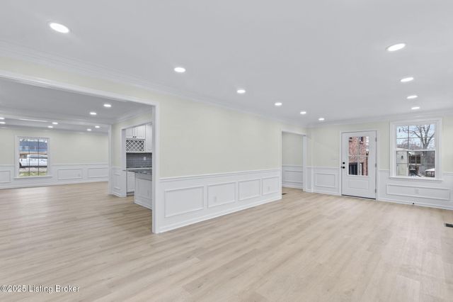 9008 Lakeridge Dr, Louisville, KY 40272